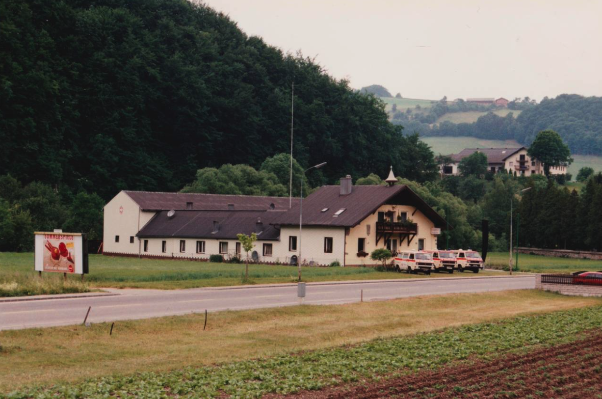 Historische Ansicht der Dienststelle mit drei Einsatzfahrzeugen