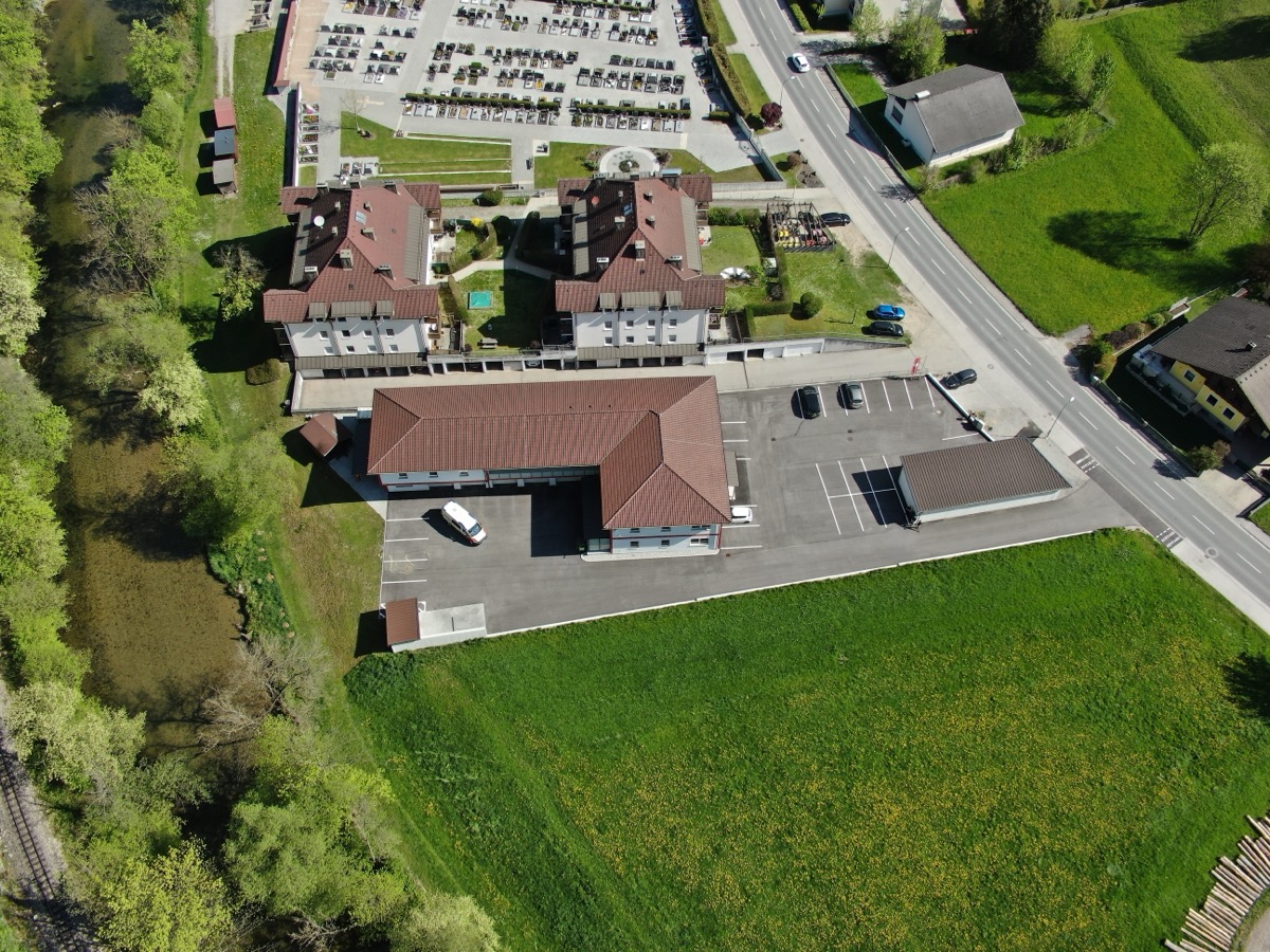 Luftaufnahme der Dienststelle mit Friedhof und Zufahrtsstraße