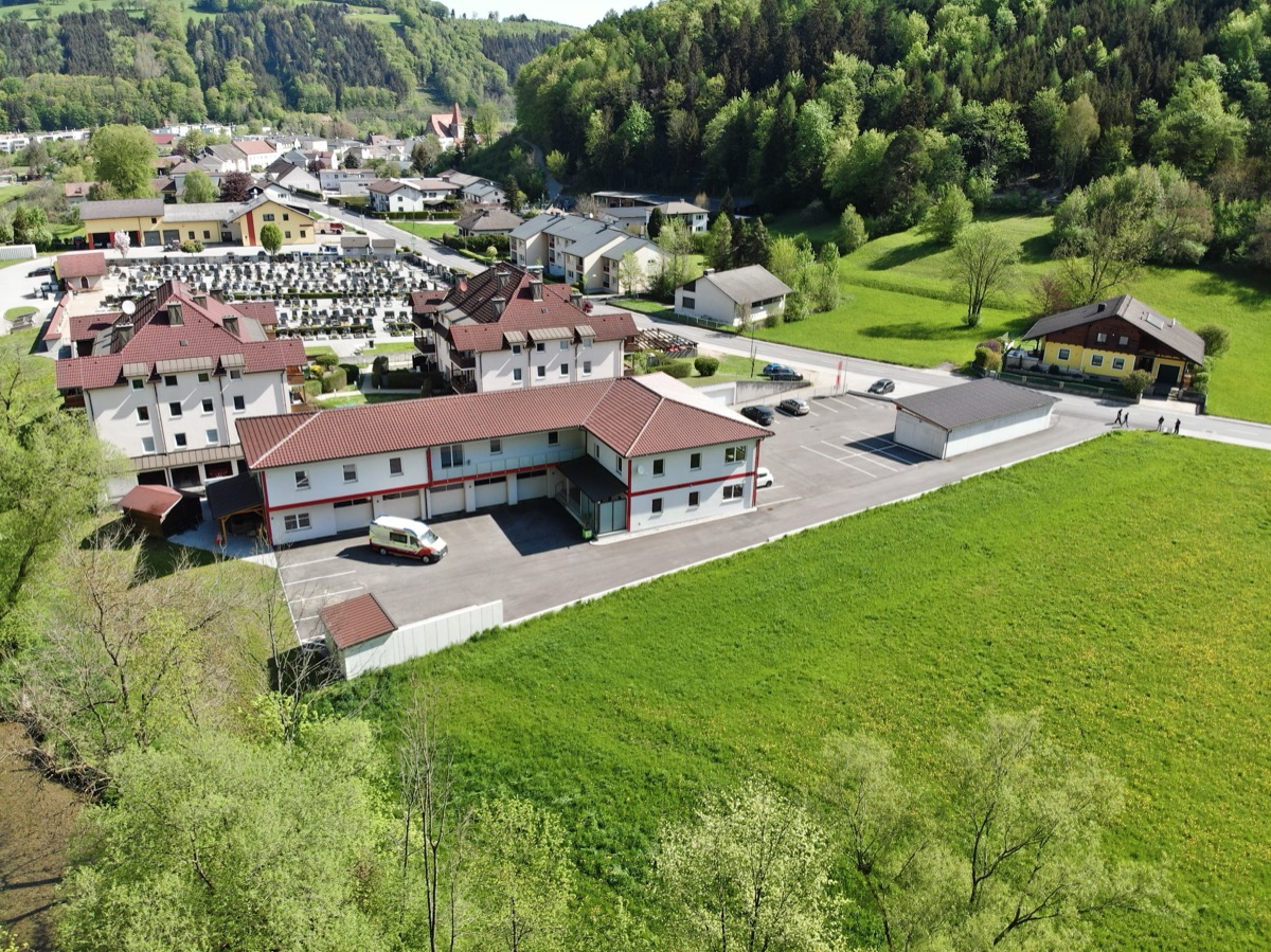 Weite Luftaufnahme der Dienststelle im Talverlauf der Pielach